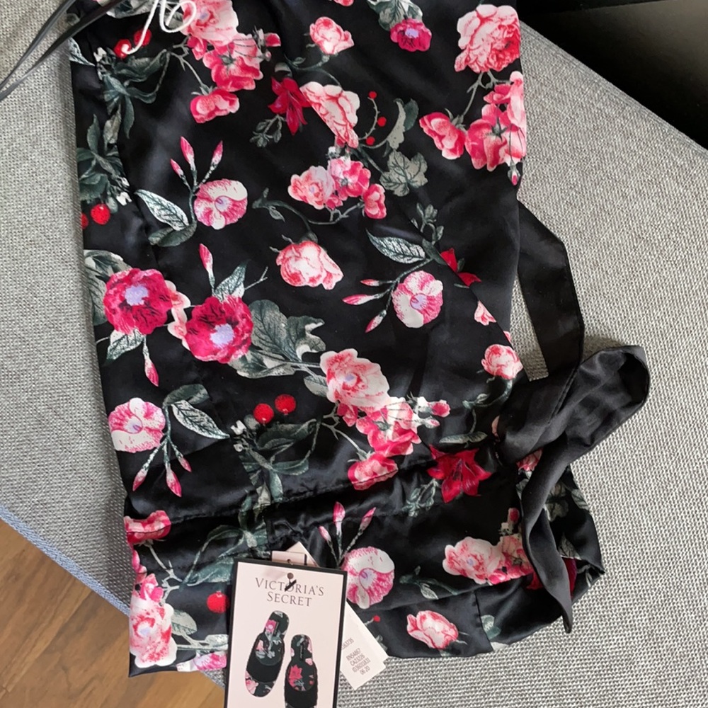 Victoria’s Secret floral satin‎ slippers - Picture 5 of 5